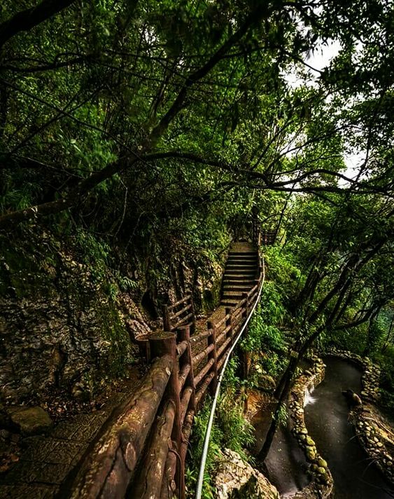 Trek to Lahesh Cave